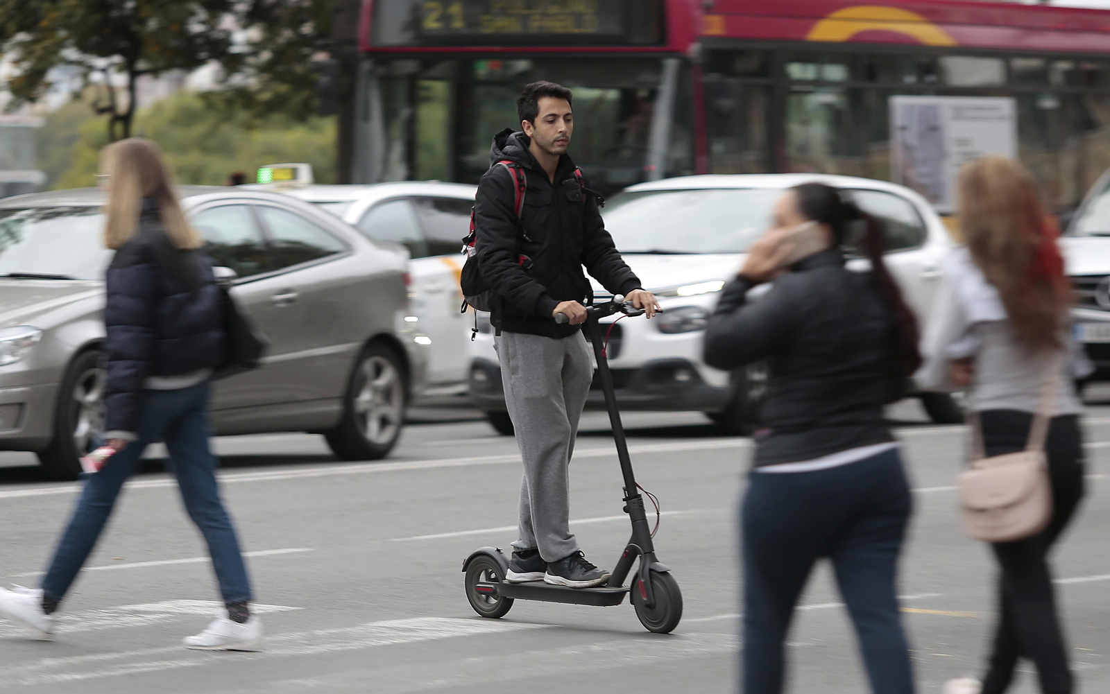 Imagen de un joven circulando con patinete eléctrico.