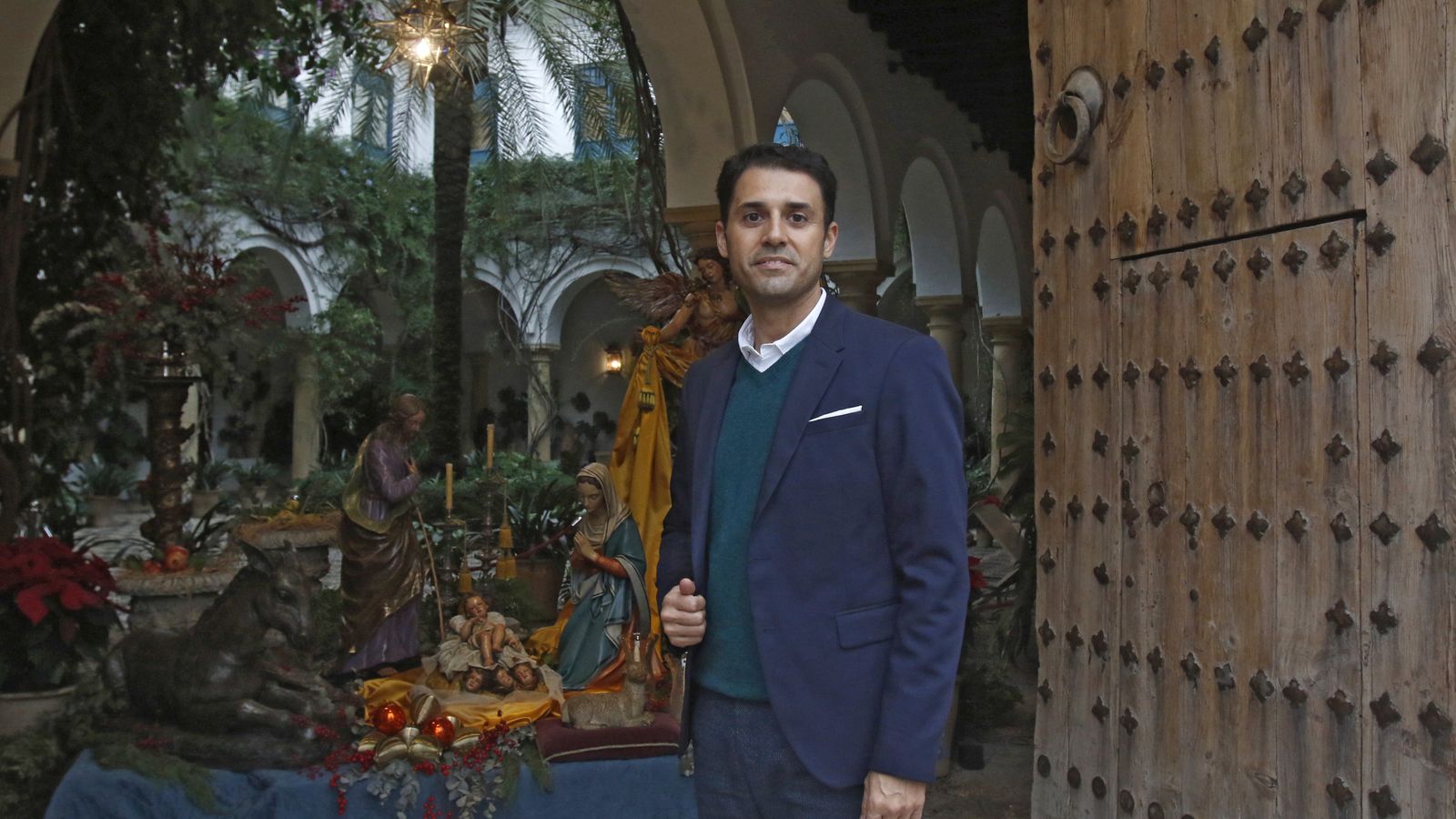 Junto al Belén instalado en la entrada del monumento.