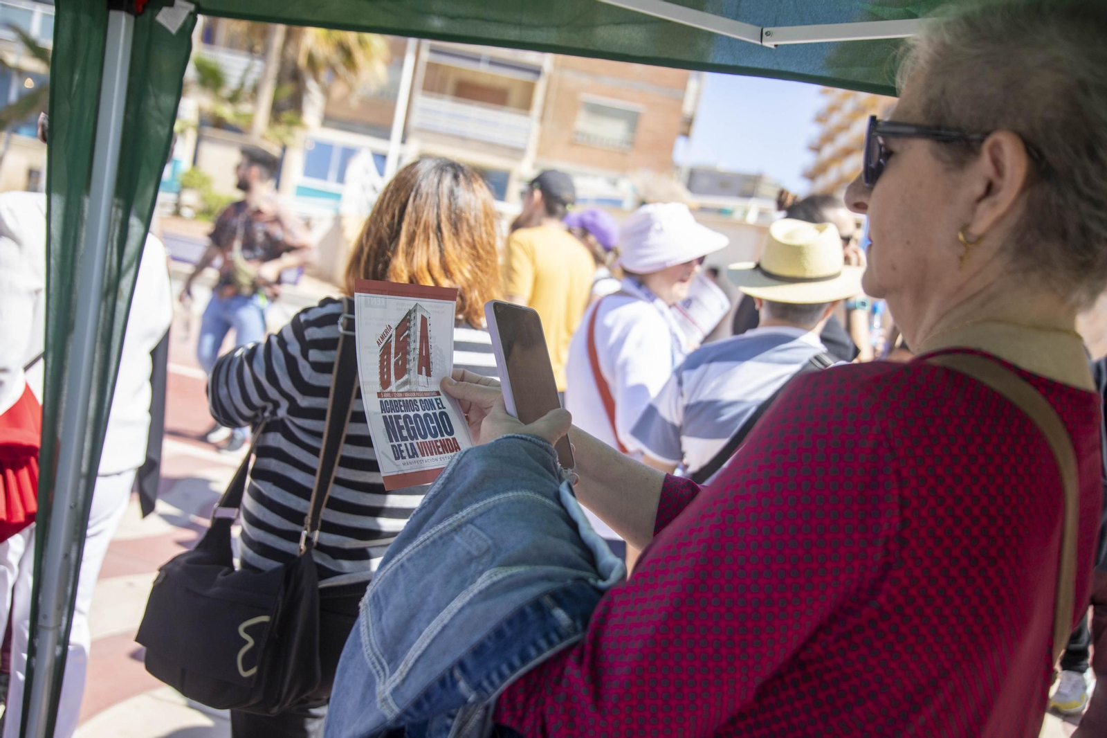 Imágenes de la manifestación en contra del negocio de la vivienda en Almería