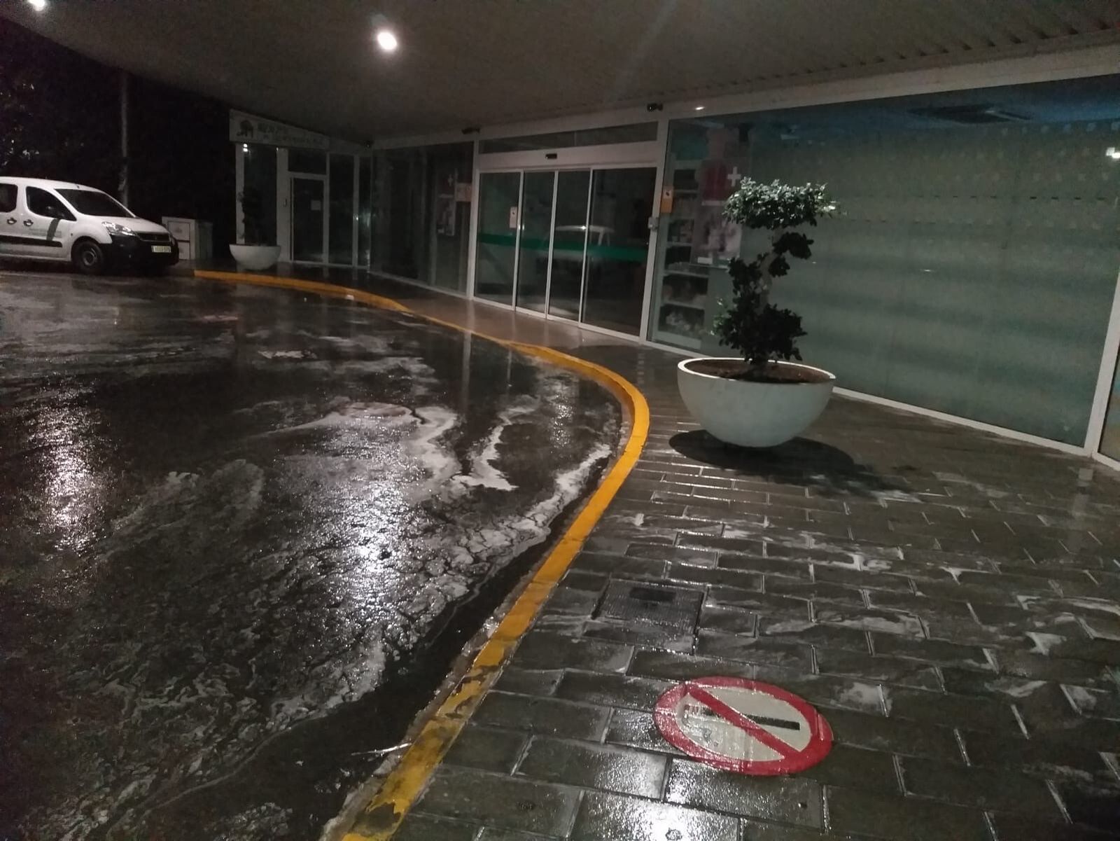 Labores de limpieza en el entorno de Torrecárdenas