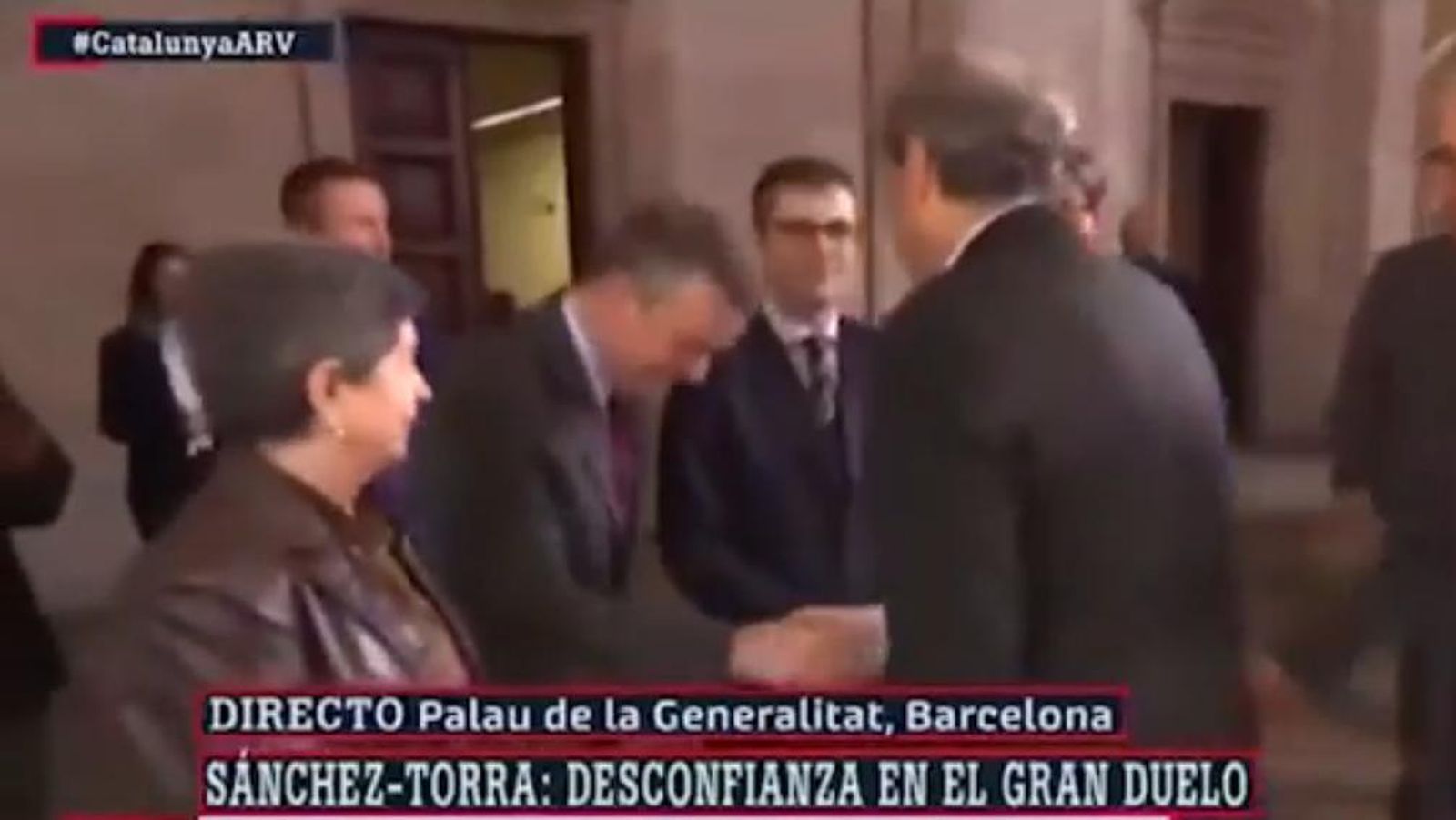 La comentada inclinación de cabeza con la que Iván Redondo saluda a Quim Torra