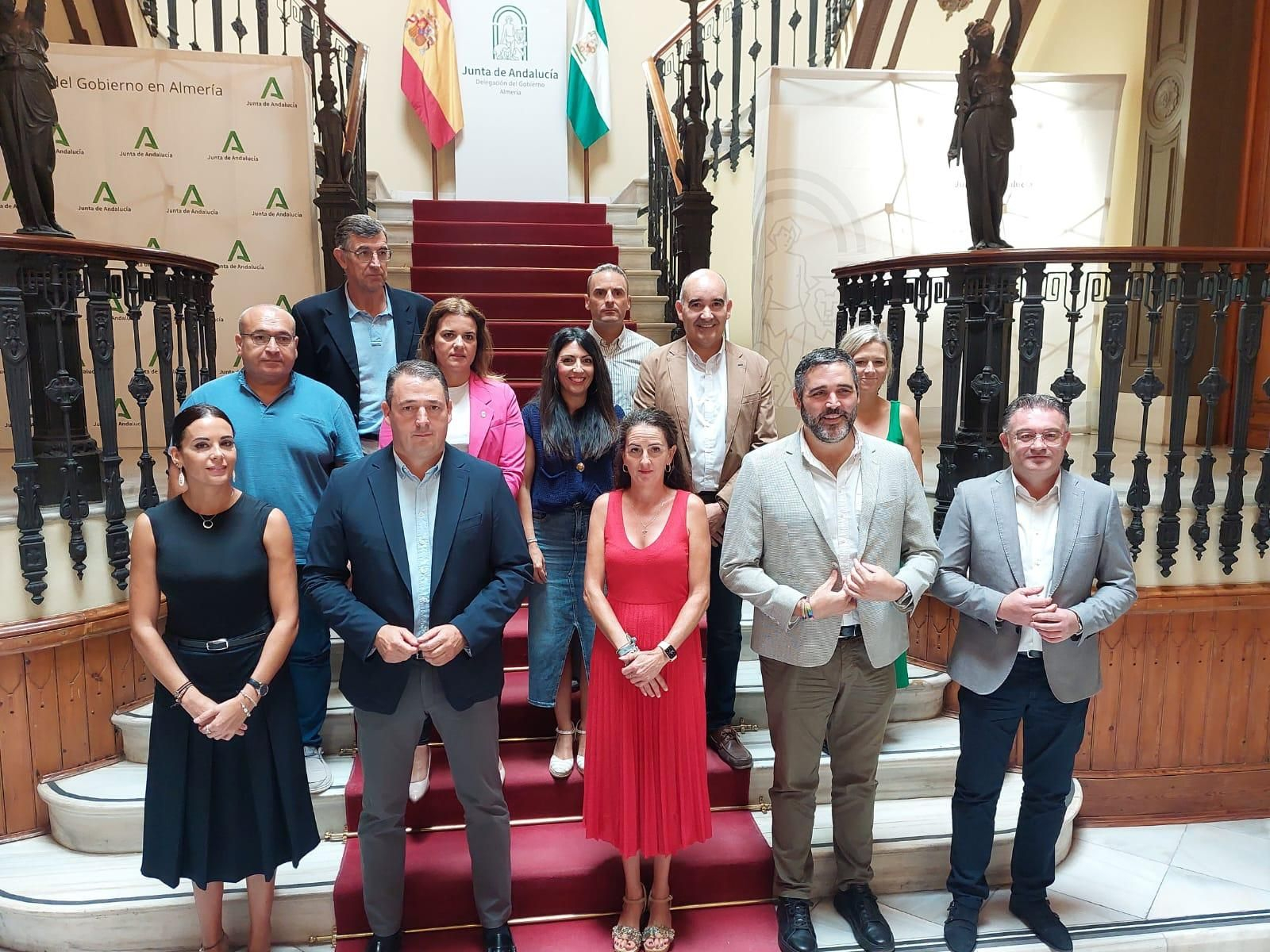 Los responsables de los ayuntamientos junto a los delegados de la Junta.