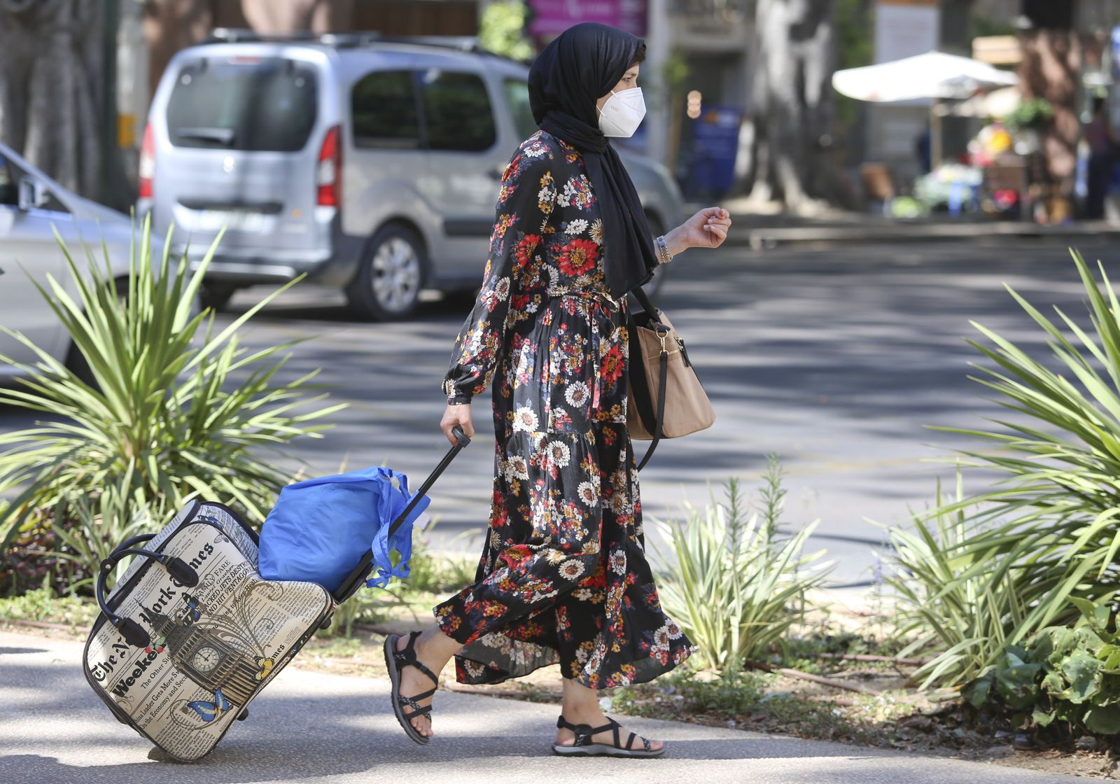 Una turista con su maleta por Málaga capital.