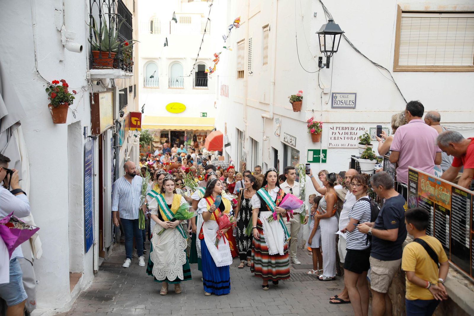 La Subida del Agua de las fiestas de Mojácar, en imágenes