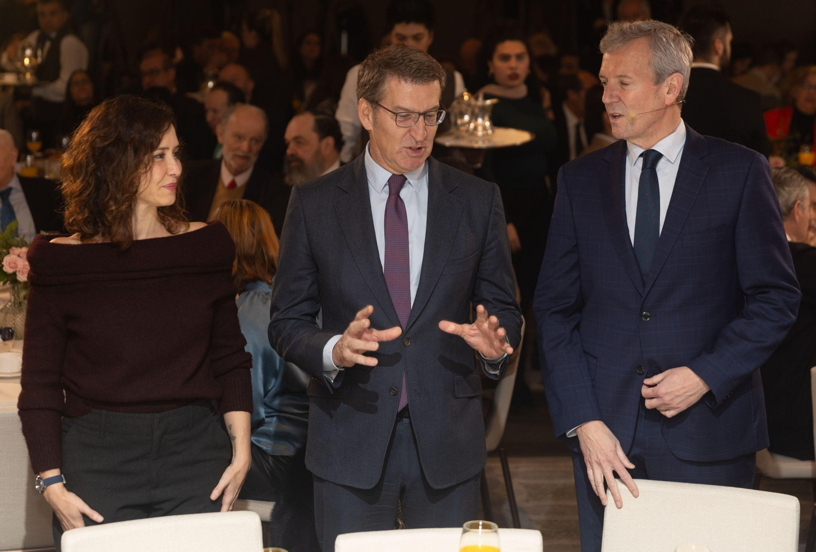 El líder del PP, Alberto Núñez Feijóo, junto a Isabel Díaz Ayuso y Alfonso Rueda.