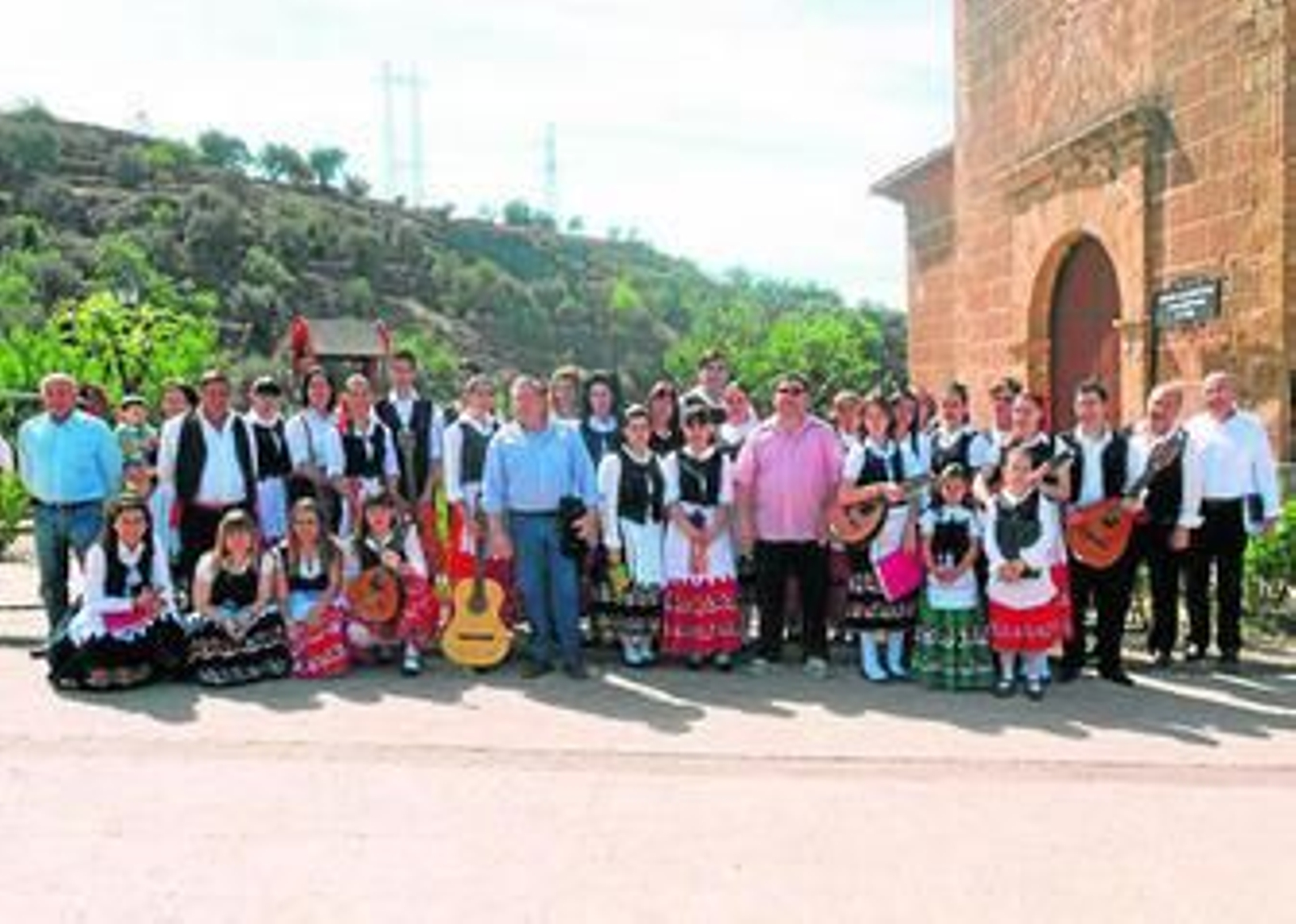 El alcalde de Alcolea con el grupo de música tradicional Zaharagüi, "el alma de la fiesta" del municipio.