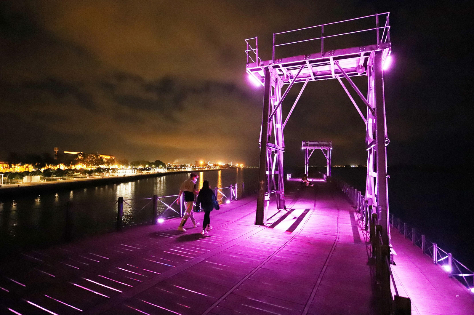 El Muelle de la Rio Tinto iluminado contra la violencia de género.