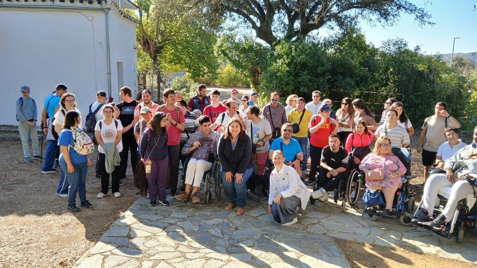 Participantes y organizadores de la iniciativa junto a las autoridades en una foto de familia.