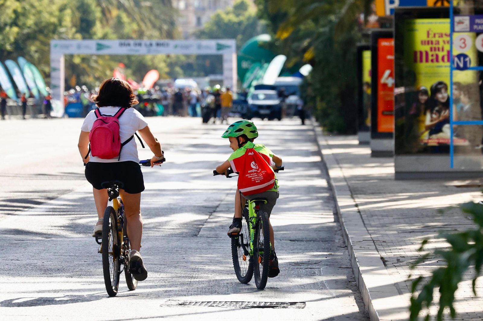 Cientos de ciclistas toman Málaga en el Día de la Bici, en imágenes