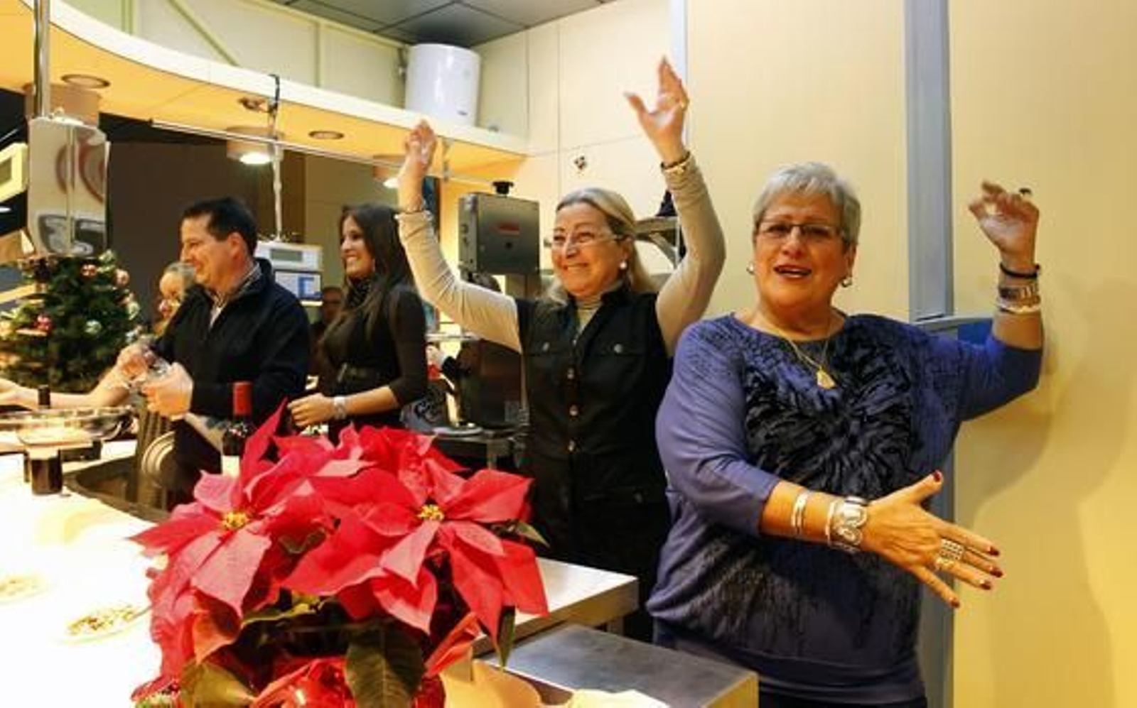 El alcalde inaugura el reformado mercado de la Encarnación. / Antonio Pizarro