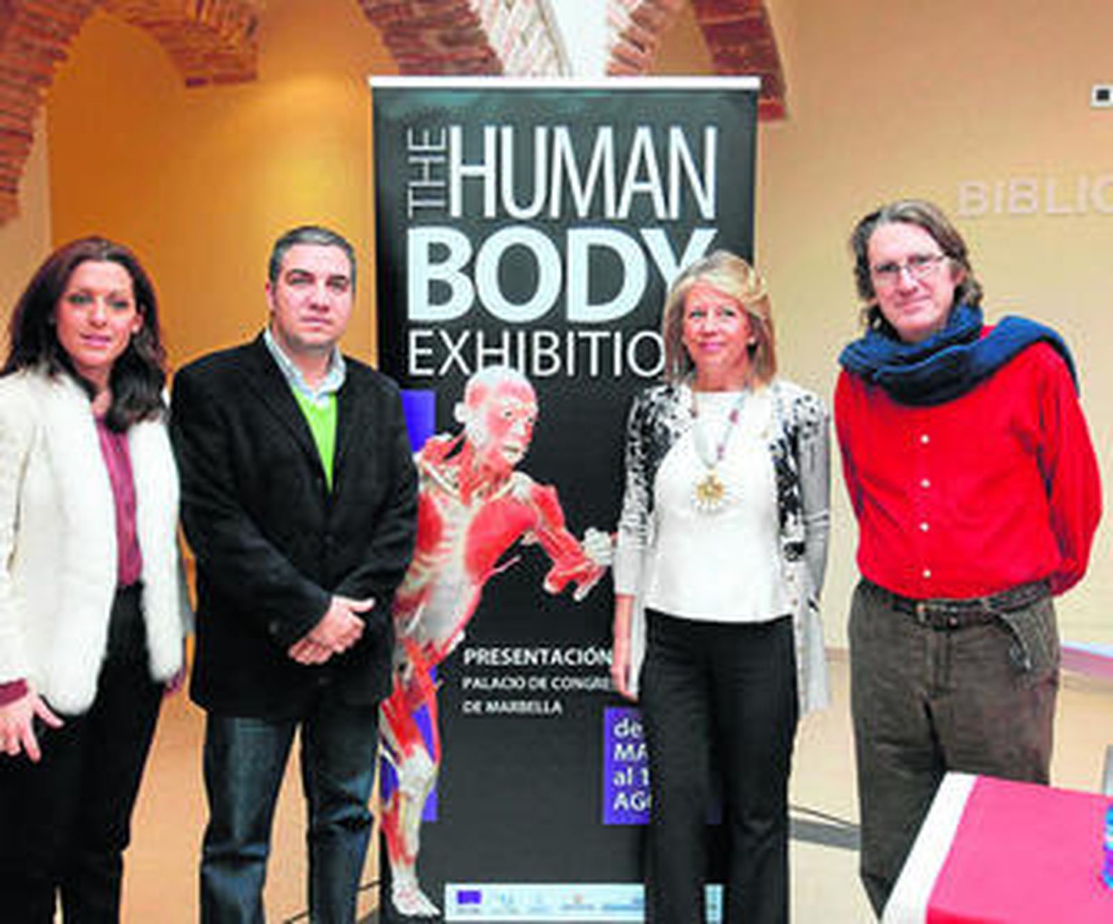 Elías Bendodo y Ángeles Muñoz, en la presentación de la exposición.