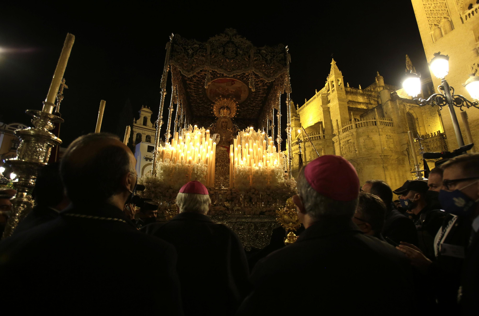 La Candelaria visita el Palacio Arzobispal y el Ayuntamiento de Sevilla