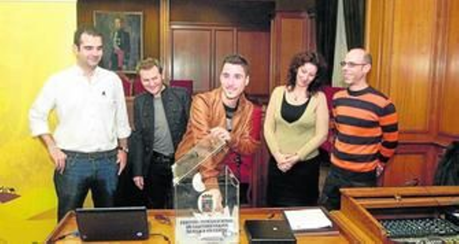 Una mano inocente sacó de la urna el tema en el que girará el Maratón, mientras observan Vázquez, Fernández-Pacheco, Serrano y Martínez.