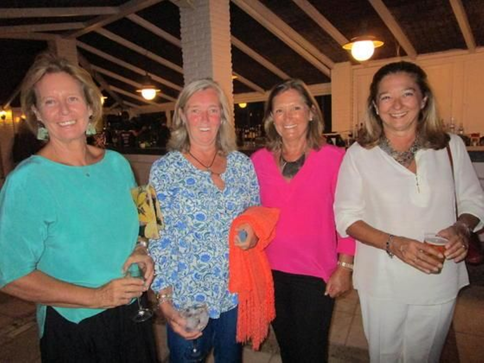 Reyes Aritio, Patricia Cubas, María Luisa de las Heras y Nena Lamothe durante el cóctel, en el Club el Buzo

Foto: Ignacio Casas de Ciria
