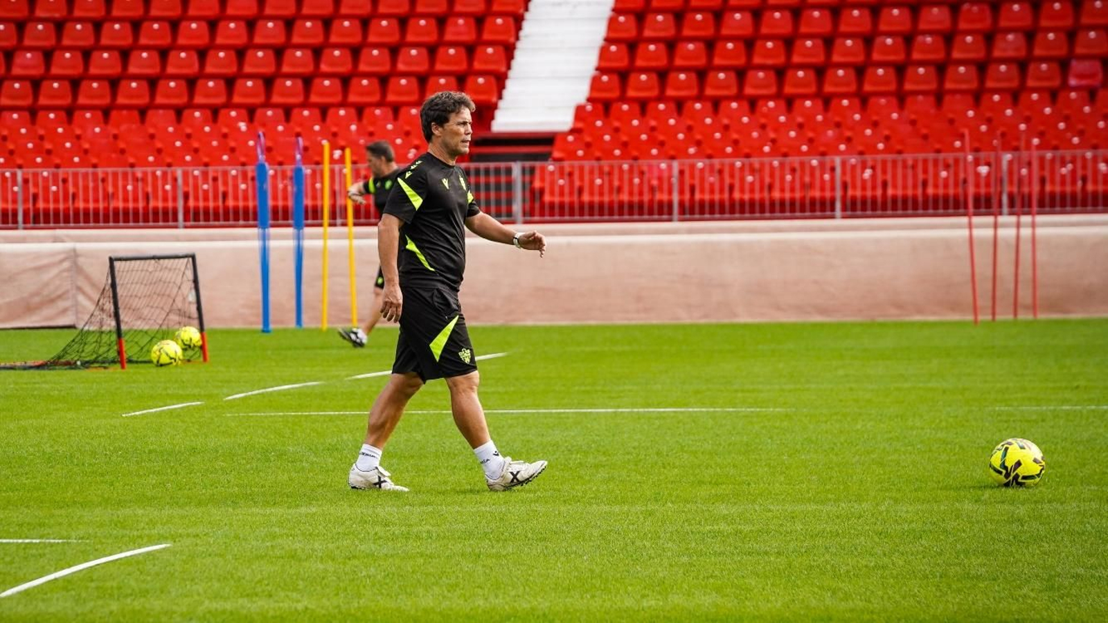 El entrenador catalán, atento a una de las sesiones del equipo en esta semana previa al partido contra el Ceuta.