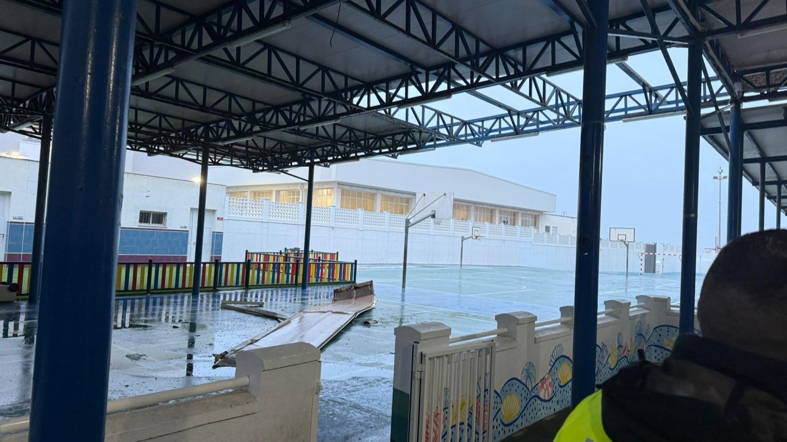 Parte del techo desprendido en el colegio de Las Salesianas, en Cádiz.