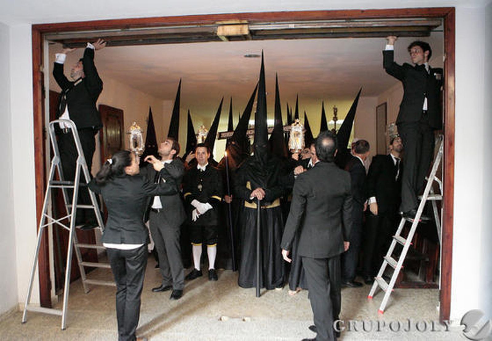 Los nazarenos de Pasión y Muerte se estrenan en la estación de penitencia de la hermandad.

Foto: Juan Carlos Muñoz