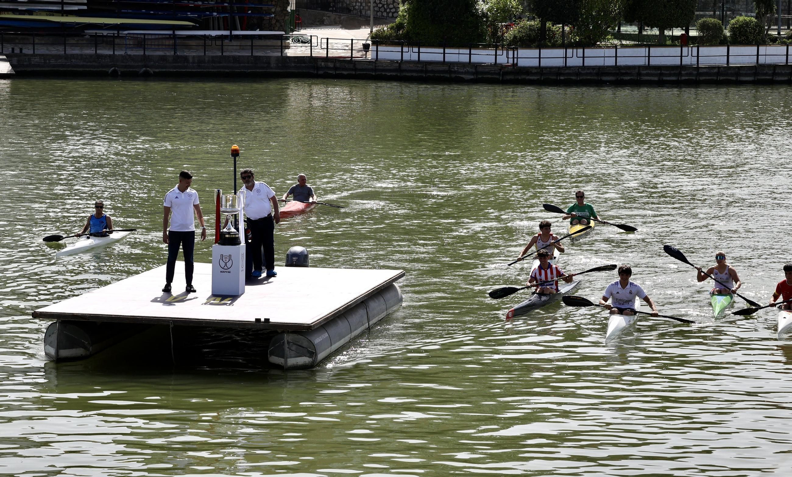El presidente de la Junta de Andalucía recibe la Copa del Rey e inaugura la exposición "Los reyes de la Copa"