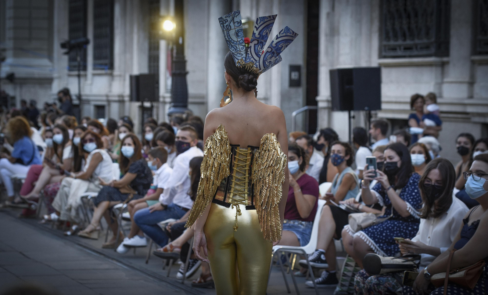 El desfile de moda flamenca de la Avenida de la Constitución, en imágenes