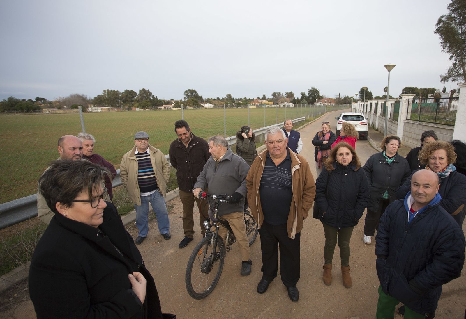 Vecinos de la Celada, en una de las calles de la urbanización.