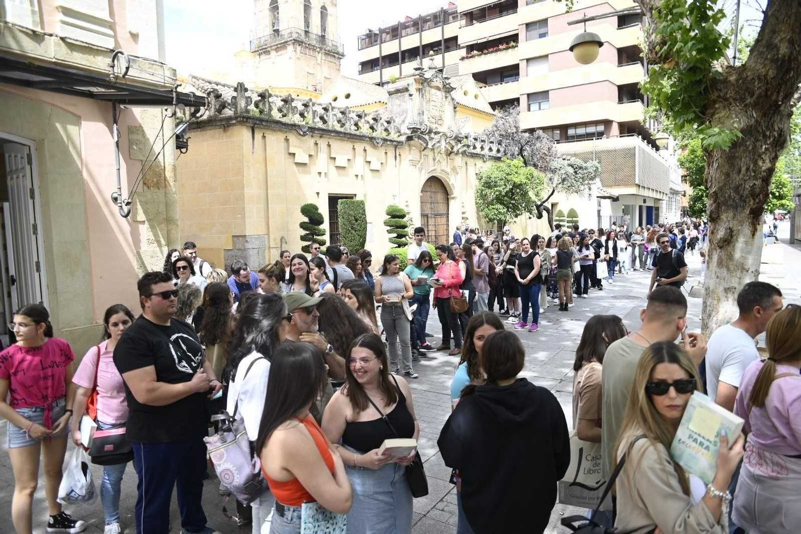 La multitudinaria presentación de Mercedes Ron en la Feria del Libro de Córdoba, en imágenes