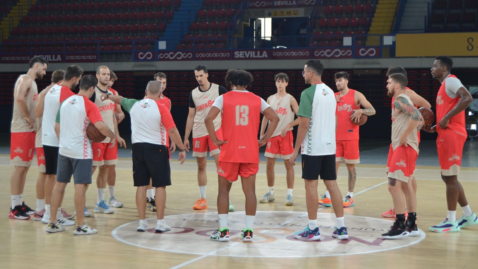 Rafa Gomáriz se dirige a sus jugadores durante un entrenamiento.