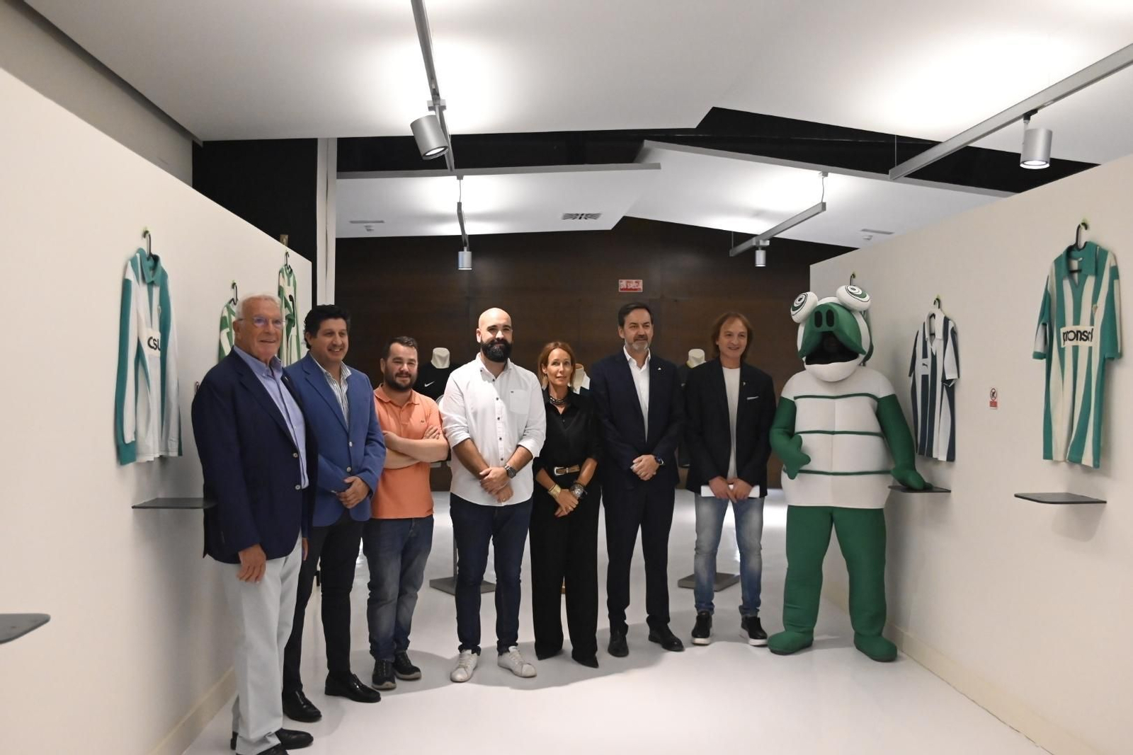 La exposición de camisetas históricas del Córdoba CF, en imágenes