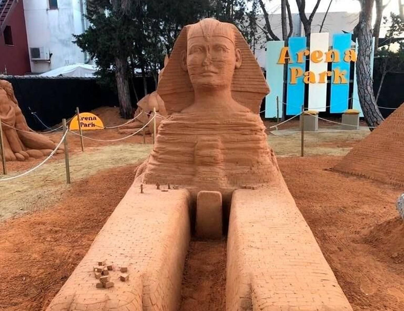 Escultura de arena  de la Gran Esfinge de Guiza