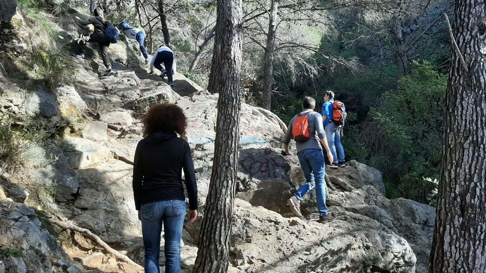 A lo largo del recorrido hay algunas pequeñas subidas y bajadas. A lo largo del recorrido hay algunas pequeñas subidas y bajadas.