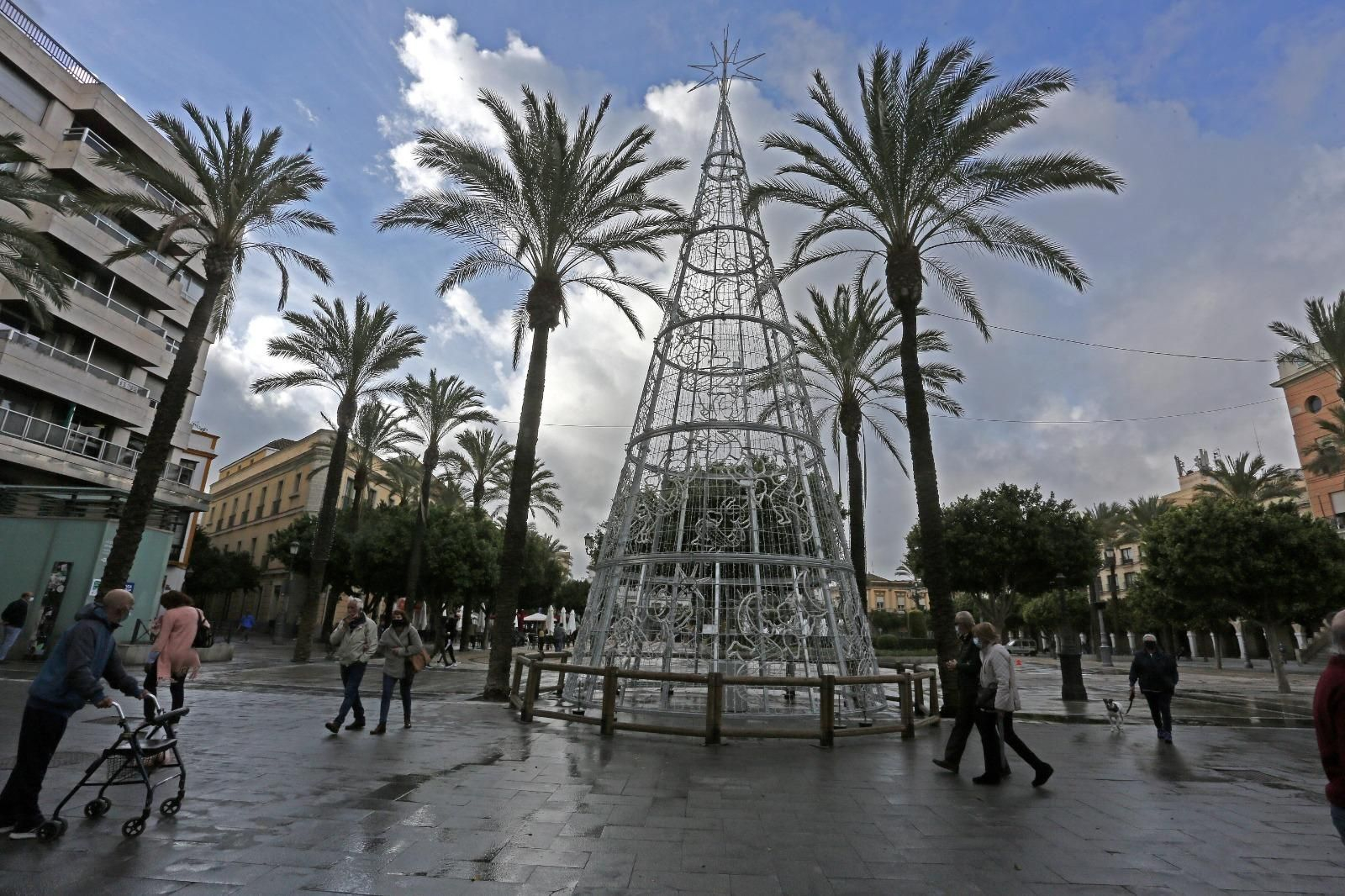 El árbol de Navidad luminoso ya está instalado en la plaza del Arenal.