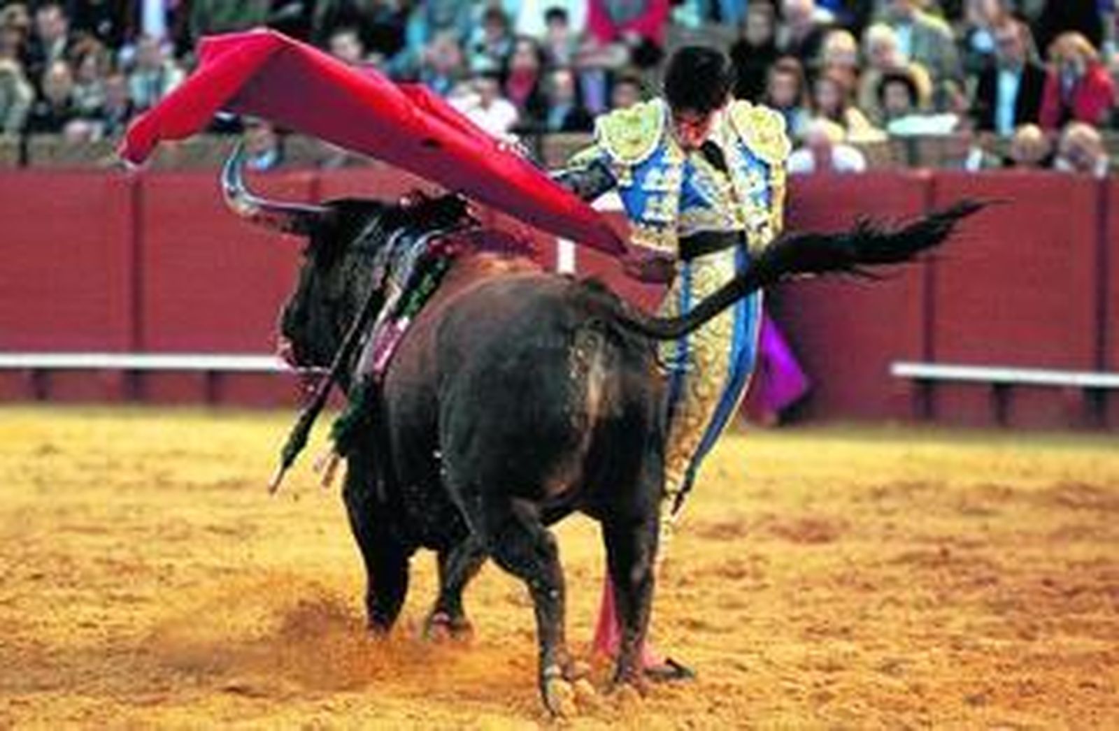 El diestro malagueño Saúl Jiménez Fortes, en una manoletina, en el cierre de su faena al sexto toro.