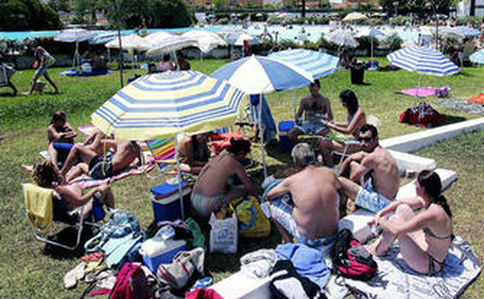 Las familias ahorraban ayer llevándose todos los enseres y alimentos a las instalaciones acuáticas municipales.