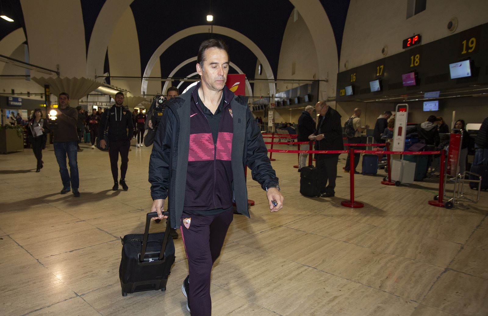 Lopetegui, con rosto serio, antes de embarcar rumbo a Rumanía.