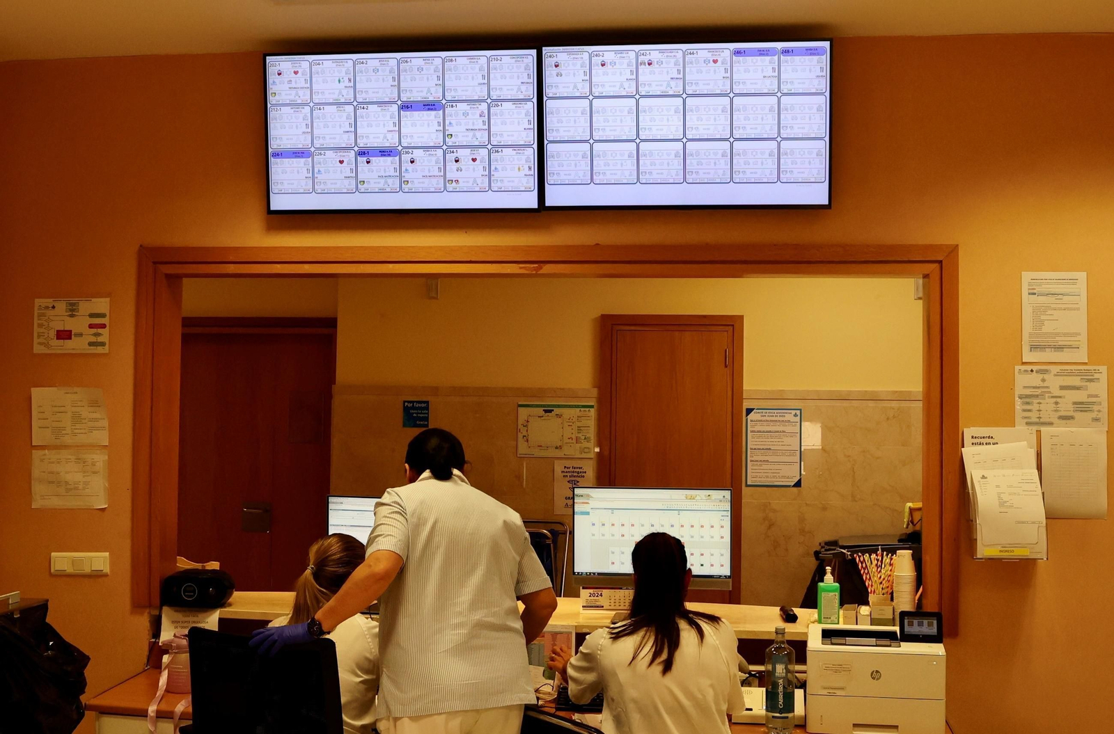 El control de Enfermería, desde donde los profesionales vigilan la monitorización de los pacientes a través de las pantallas.