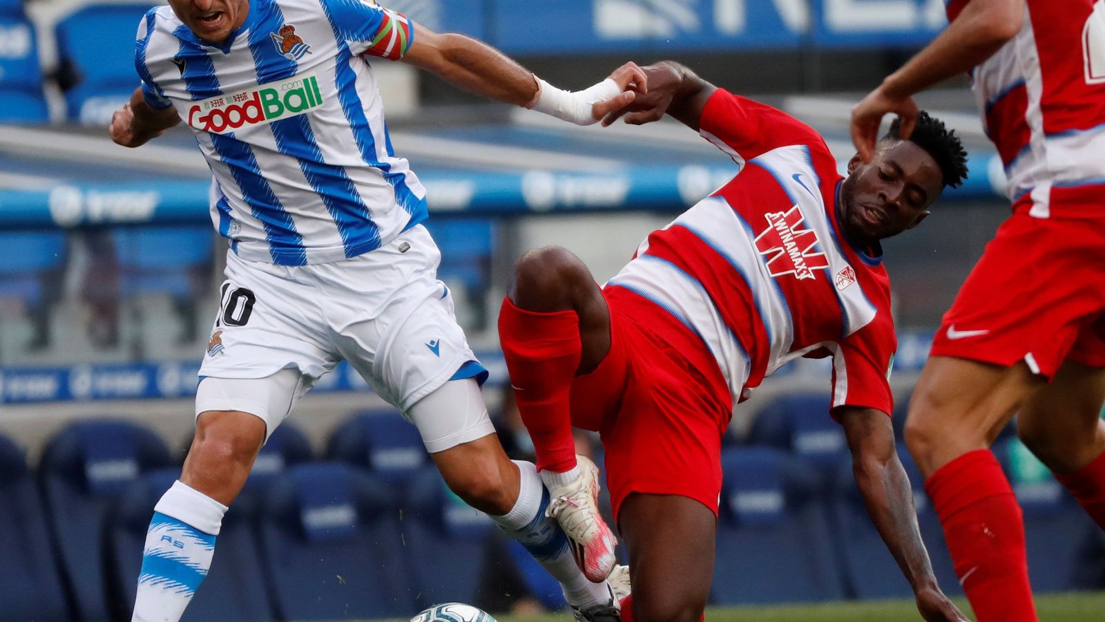 Yan Eteki trata de cortar una acción ofensiva de Oyarzabal.