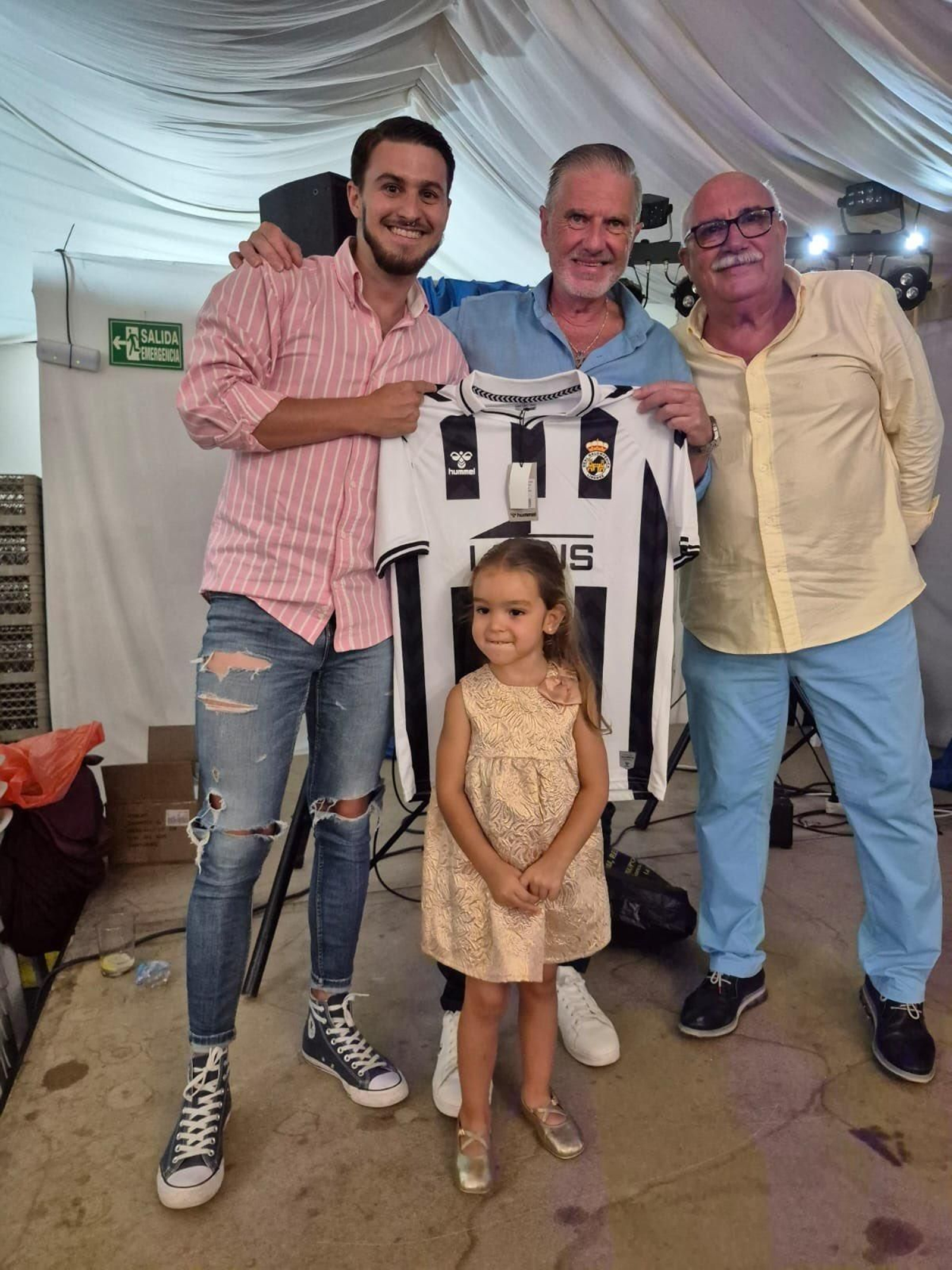Una de las camisetas obsequiadas por la Balona. Una de las camisetas obsequiadas por la Balona.