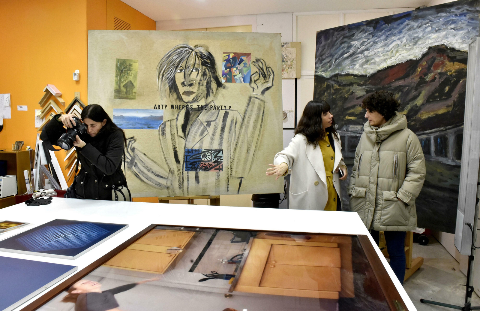 Obras de Rafael Agredano, Patricio Cabrera, Monika Buch y Cristina Lucas, en el taller de restauración del CAAC.