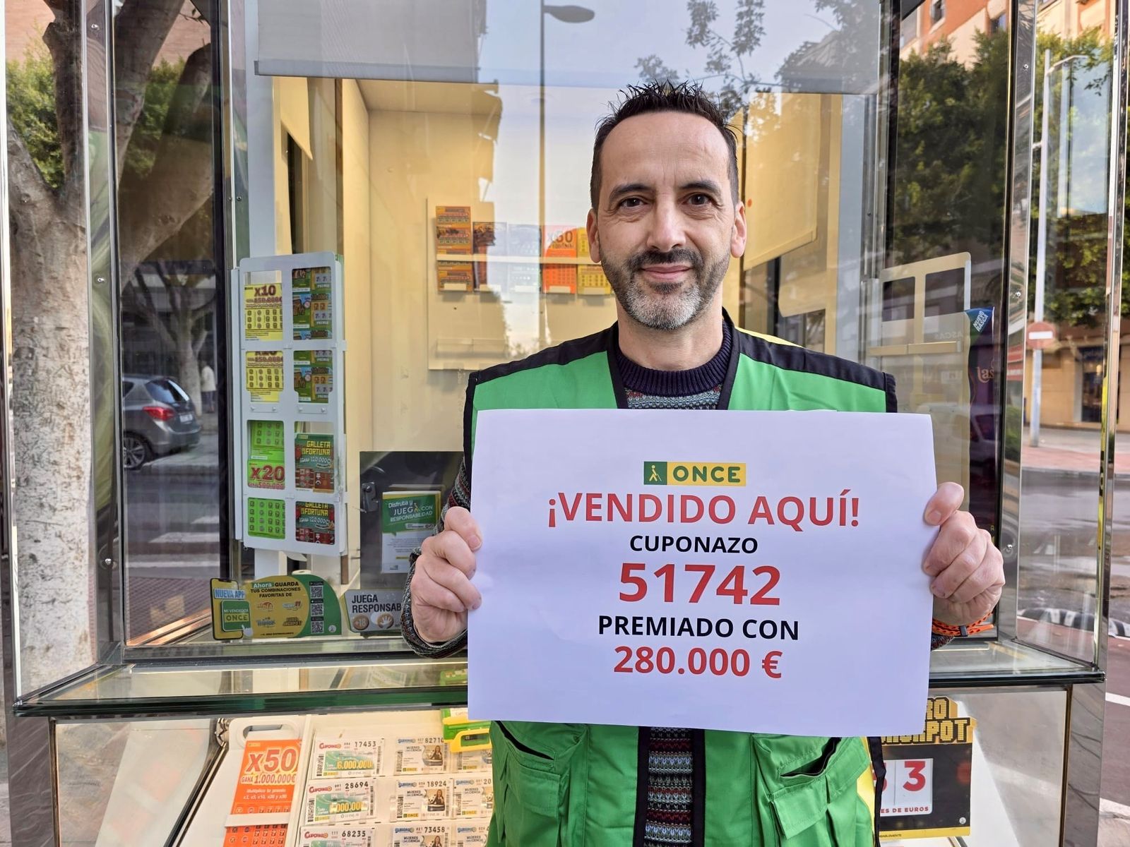 Pedro Reina, el vendedor que entregó el premio.