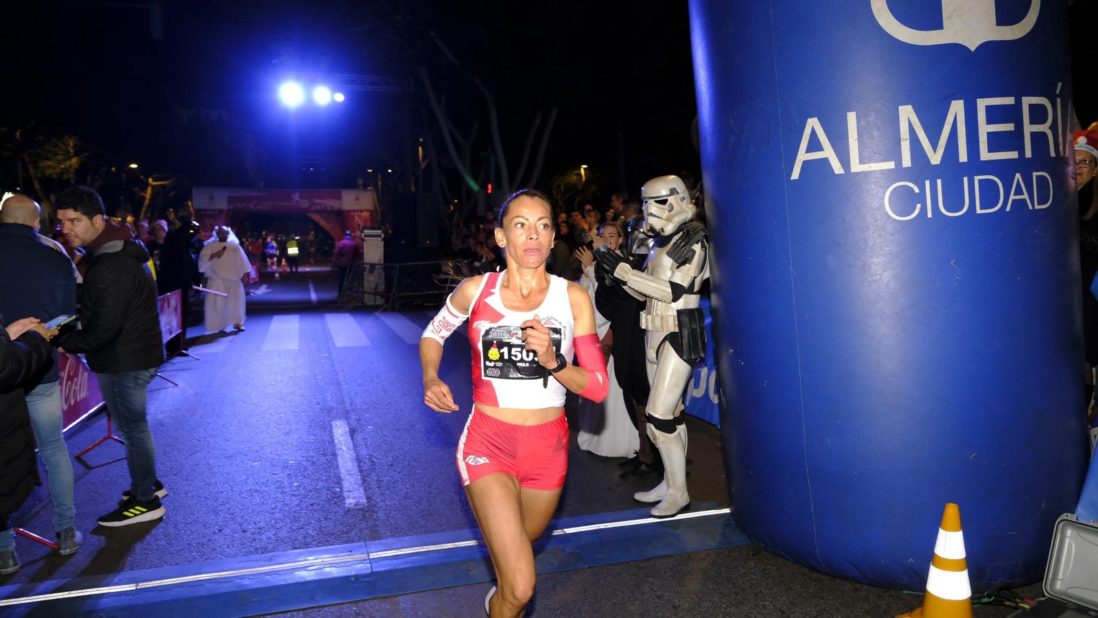 La ganadora en categoría femenina, Paula Ramírez, a su llegada a línea de meta.