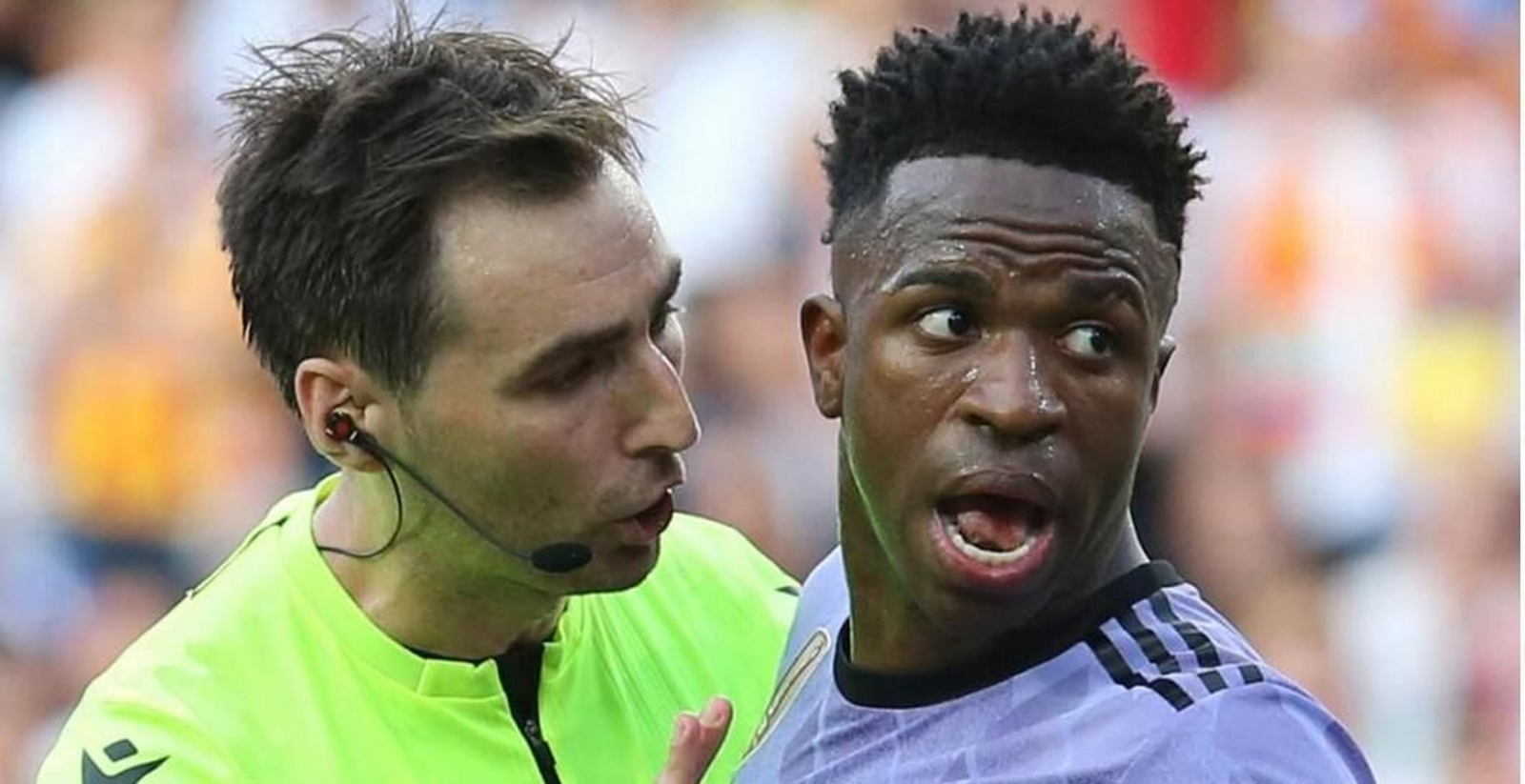 De Burgos Bengoetxea habla con Vinicius en el polémico Valencia-Real Madrid.