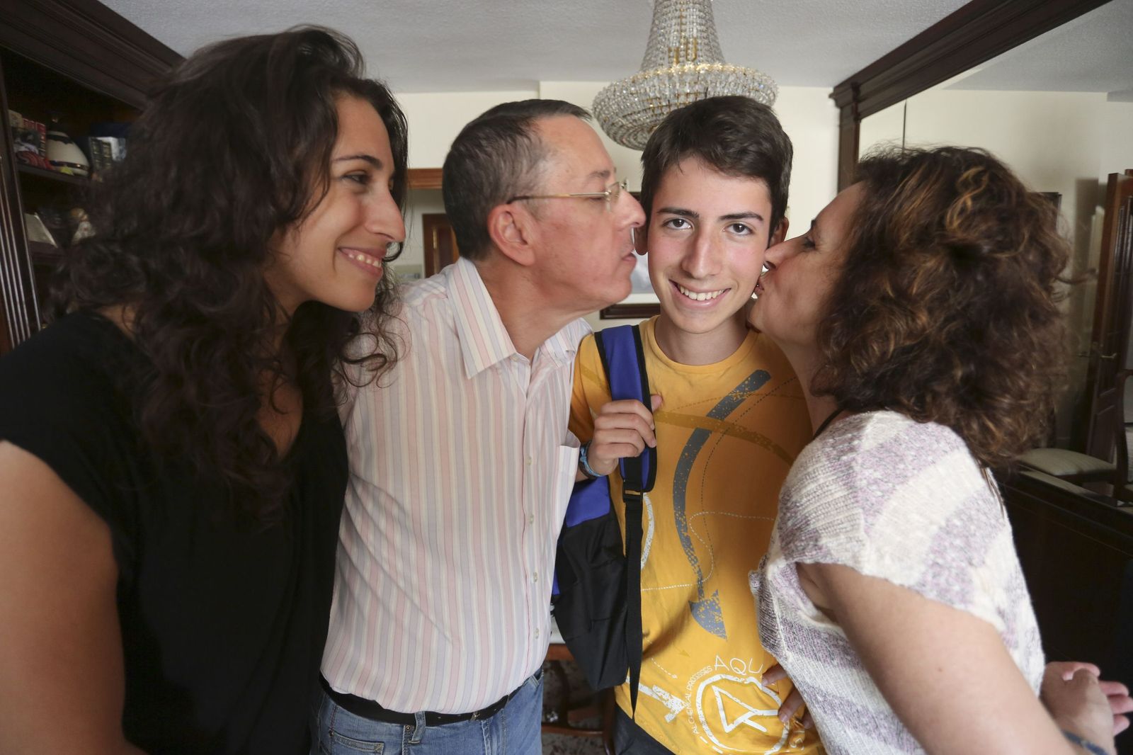 Su hermana Natalia y sus padres, Francisco Saldaña y Conchi García, besan y arropan a Jesús para el reportaje con este periódico por la mejor nota de Selectividad.