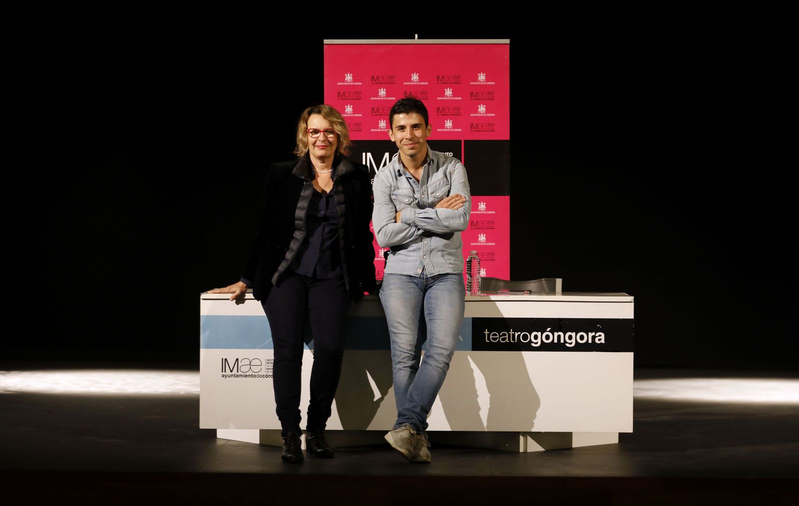 Natalia Menéndez y Víctor Sevilla, ayer, en la presentación de la obra.