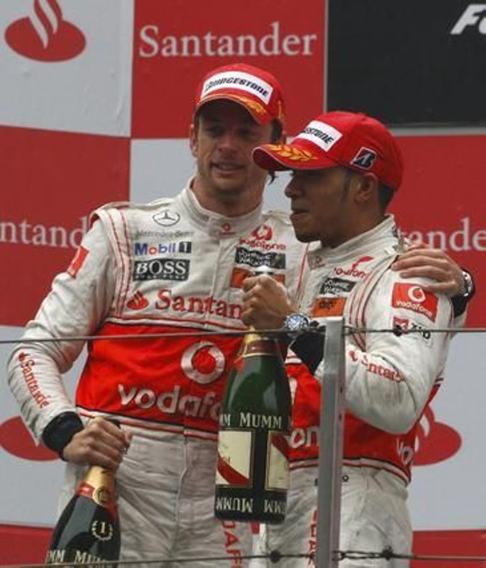 Button y Hamilton hablan en el podio.

Foto: Reuters