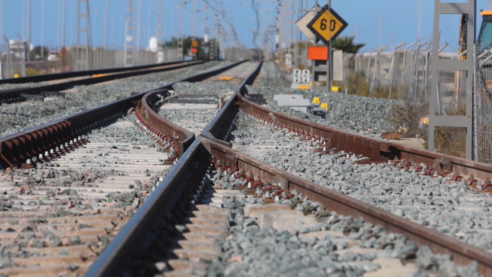Lugar en el que se unen las vías del tranvía y el tren, a la altura del río Arillo.