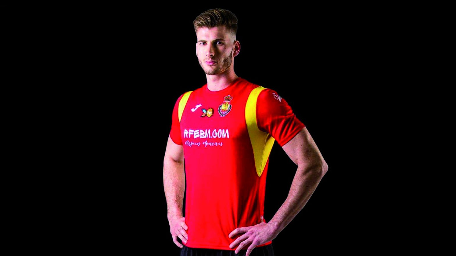 David Soriano posa con la indumentaria de la selección española