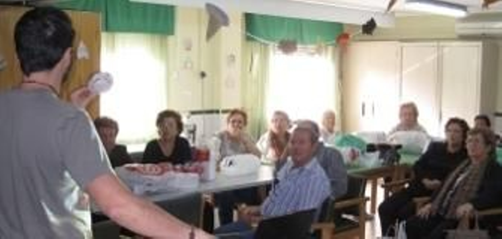 Una veintena de personas mayores participa en talleres de artesanía con residuos con el programa Recapacicla de la Junta