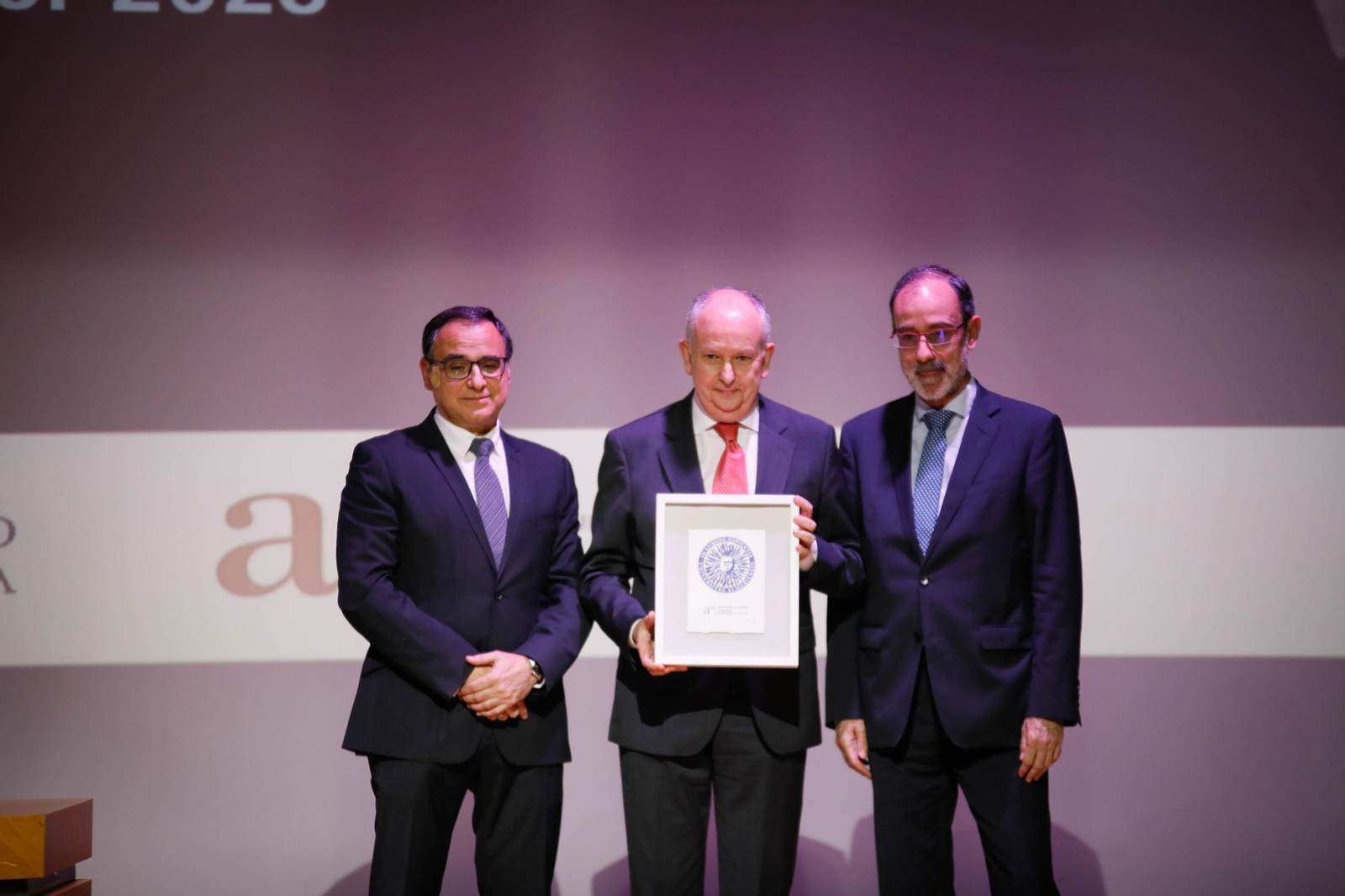 Imágenes del acto de reconocimiento a antiguos alumnos y amigos de honor en la UAL