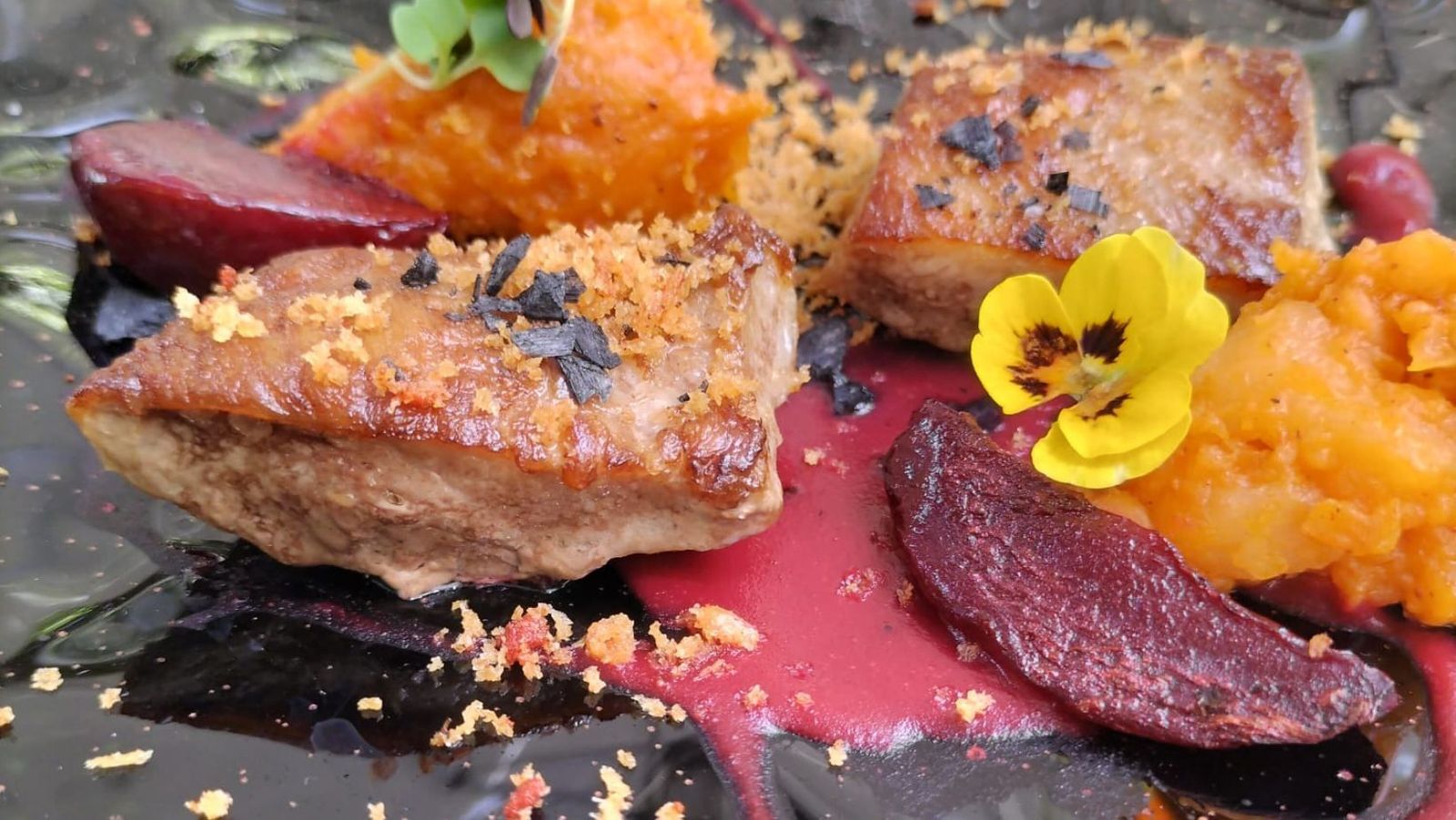 Pluma ibérica ahumada con remolacha migas de tomate y cremoso de achiote