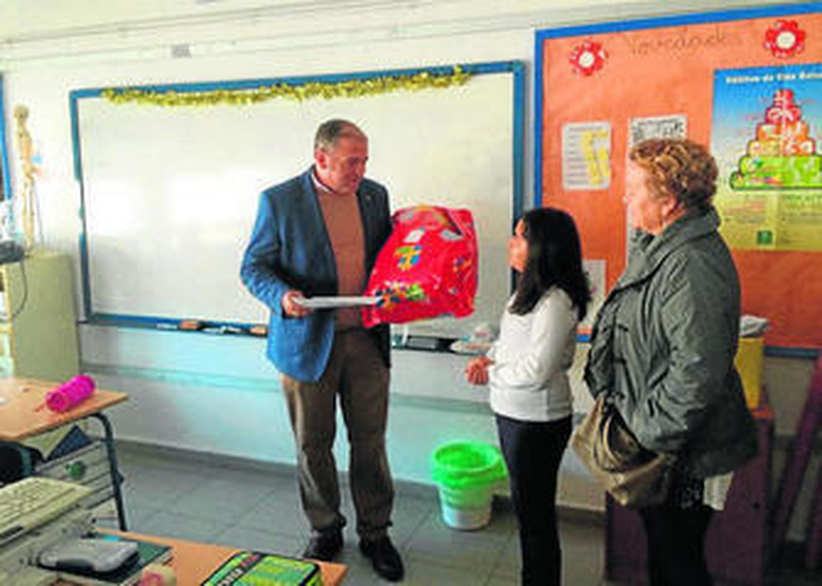 Un instante de una de la entrega del oso de peluche a una de las premiadas.