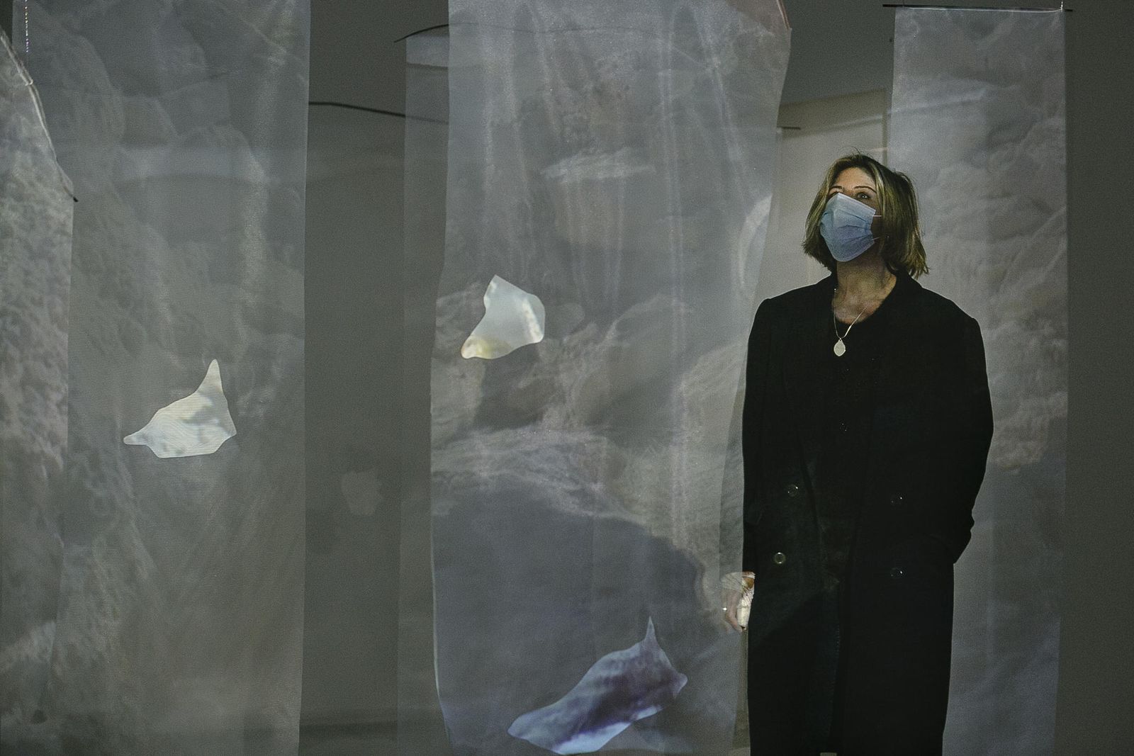 Cristina Mejías en el interior de su videoinstalación en la Casa Pinillos.